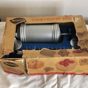 VINTAGE MIRRO COOKIE PRESS with original box